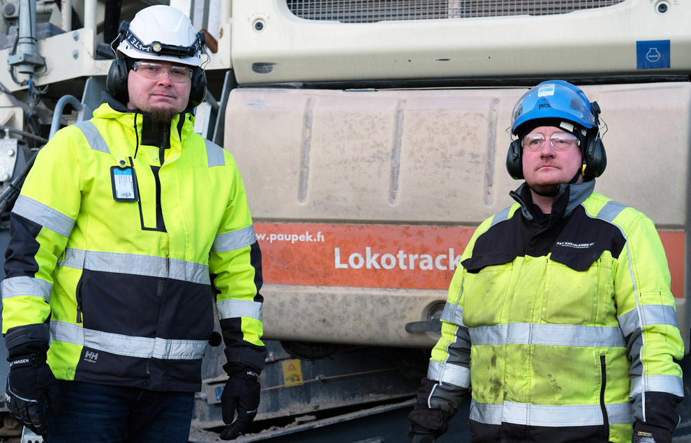 Paupekin Ville Takalo (vas.) ja P&T Karjalaisen Petri Karjalainen seuraamassa asfaltin murskauksen sujumista Torniossa, takana Paupekin Lokotrack LT106-leukamurskainlaitos.