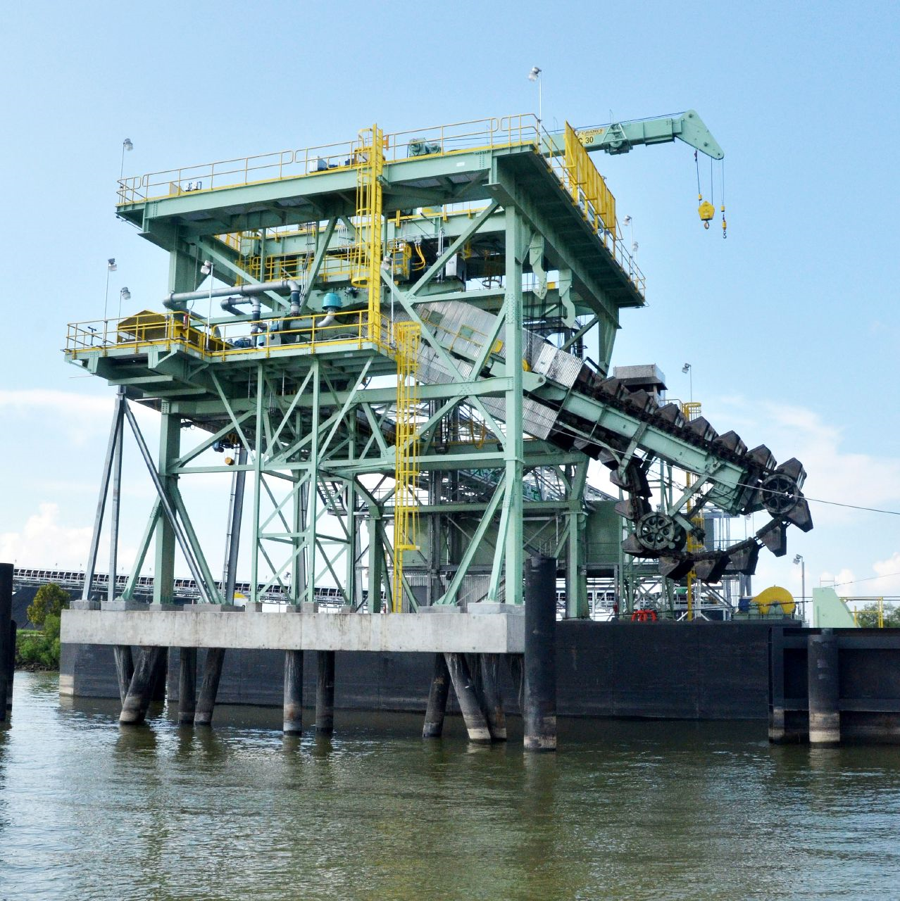 Continuous barge unloaders