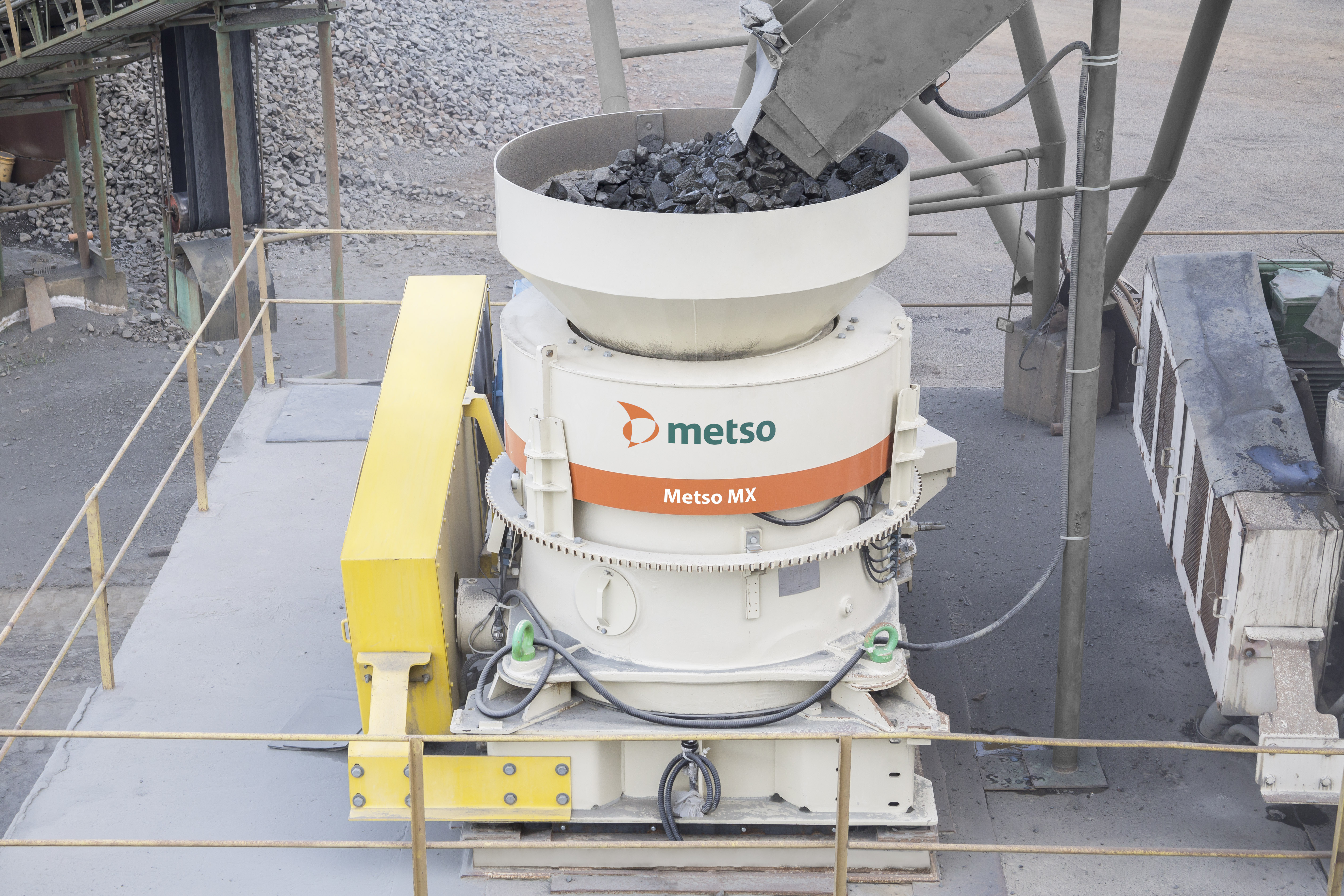 Metso MX cone crusher fed with aggregate.