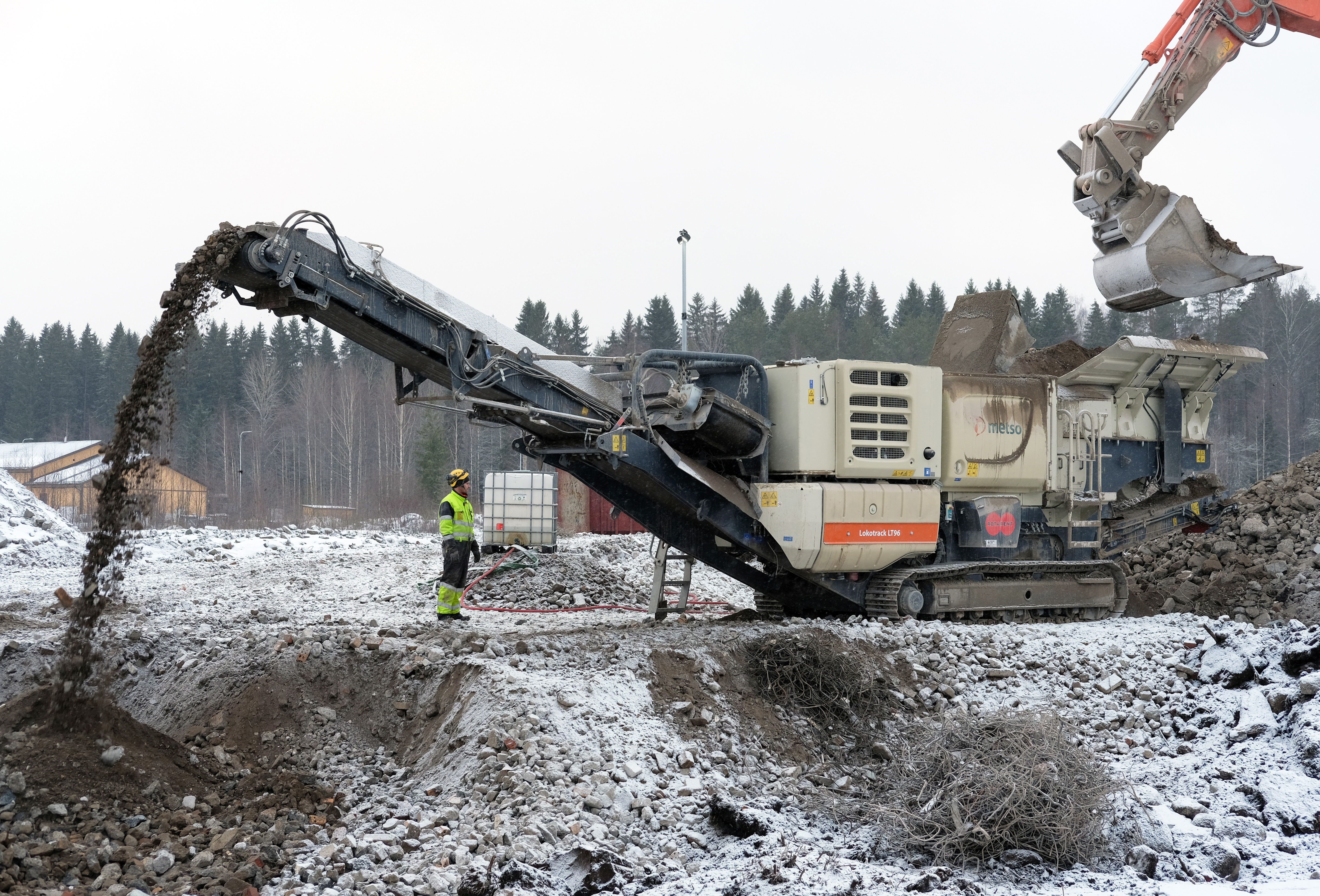 A noise- and dust-proof Lokotrack Urban LT96 in action in lightly snowy landscape.