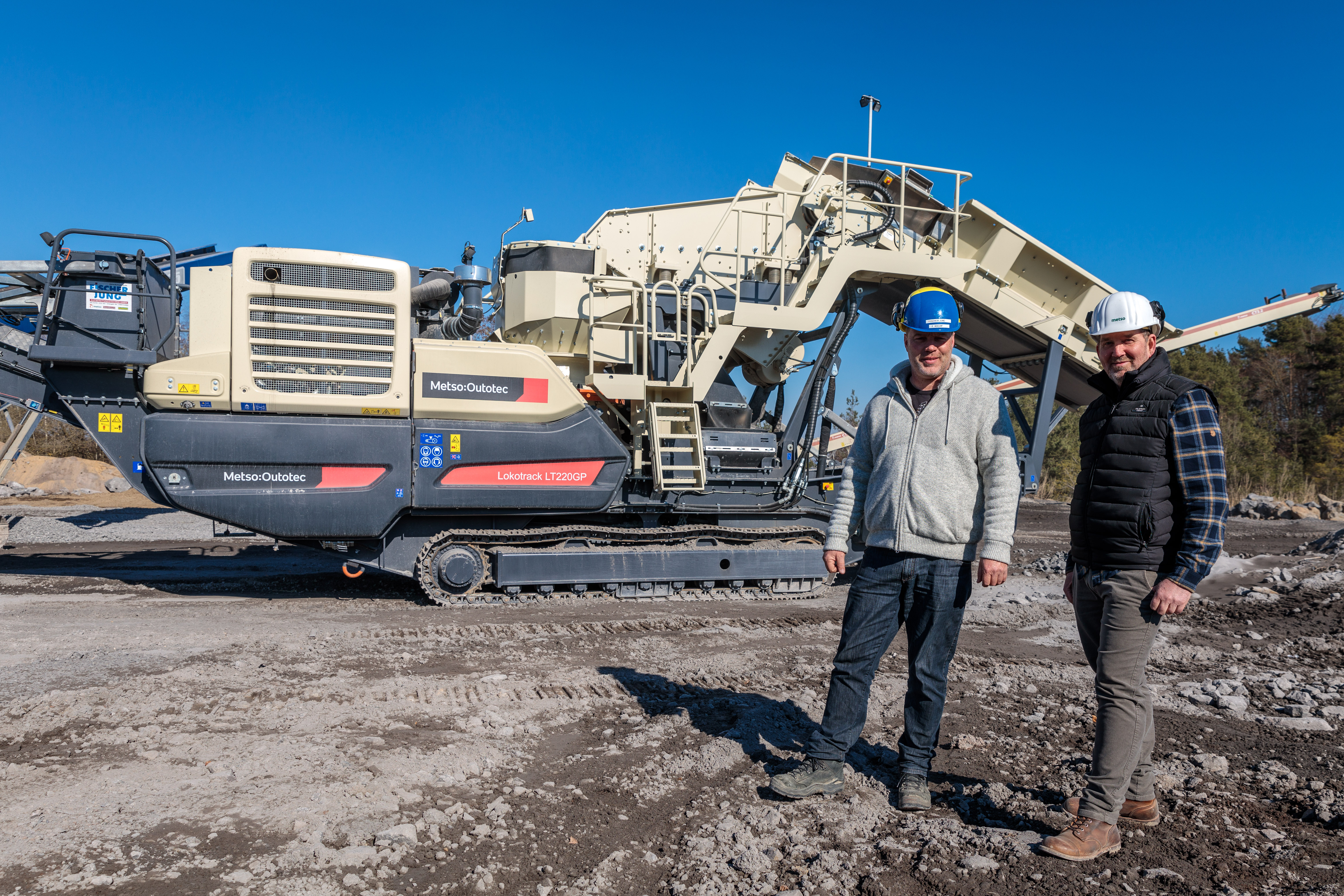 Satisfied with the commissioning: Karl-Werner Bierbrauer (Managing Director of Bierbrauer & Sohn GmbH / Terratec-Basalt GmbH) and Ralph Phlippen (Managing Director of Fischer-Jung Aufbereitungstechnik GmbH) in front of Europe's first Lokotrack® LT220GP™ mobile cone crusher from Metso Outotec at the quarry in Ettringen. 