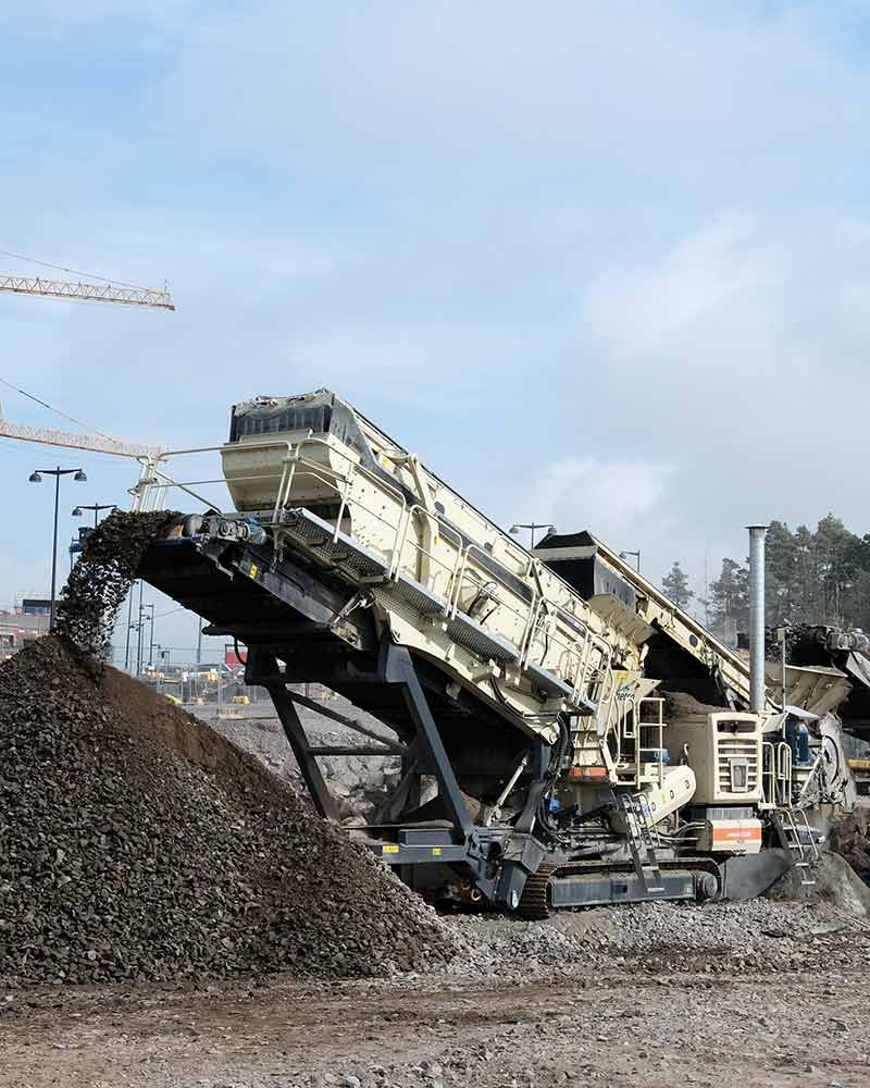 Lokotrack®-krossmaskiner används ofta i ballastproduktion i stenbrott och på byggarbetsplatser samt i återvinningsapplikationer.