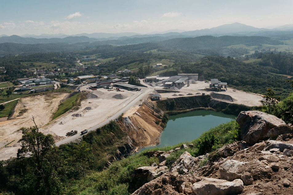 Pavimentadora Barracão dispose d'une capacité de production de 150 000 tonnes de granulats par mois sur son site
