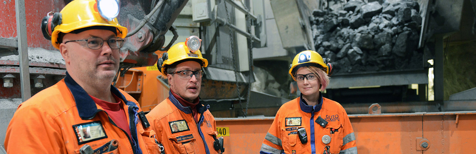 Kemin kaivoksen murskaustiimiin kuuluvat asentajat Marko Jaako (vas.), Hans Pekkarinen ja Sari Kulju huolehtivat esimurskauspiirin toiminnasta.