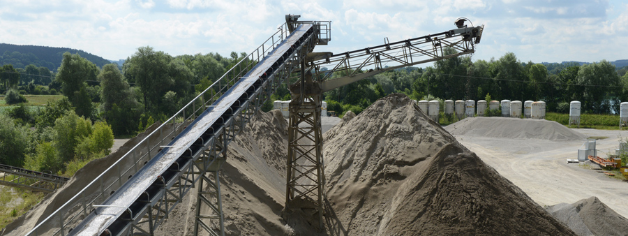 Die Kaiser Baustoffwerke im Westen Bayerns sind auf die Aufbereitung von Kies und Sand spezialisiert