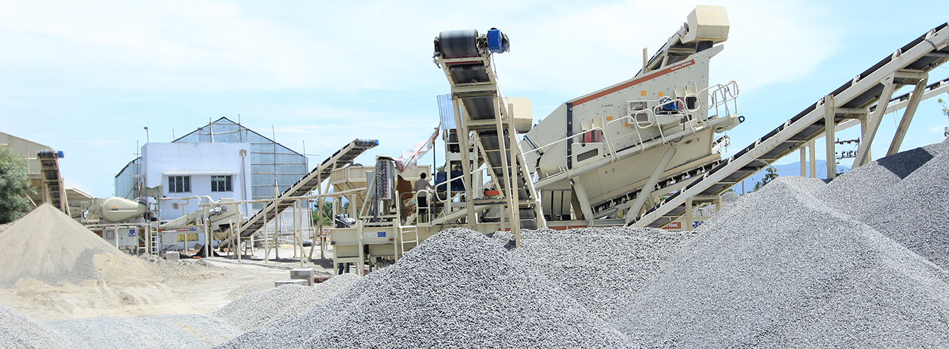 Piles of aggregate and a CVB screen at ARN Blue Metals site.