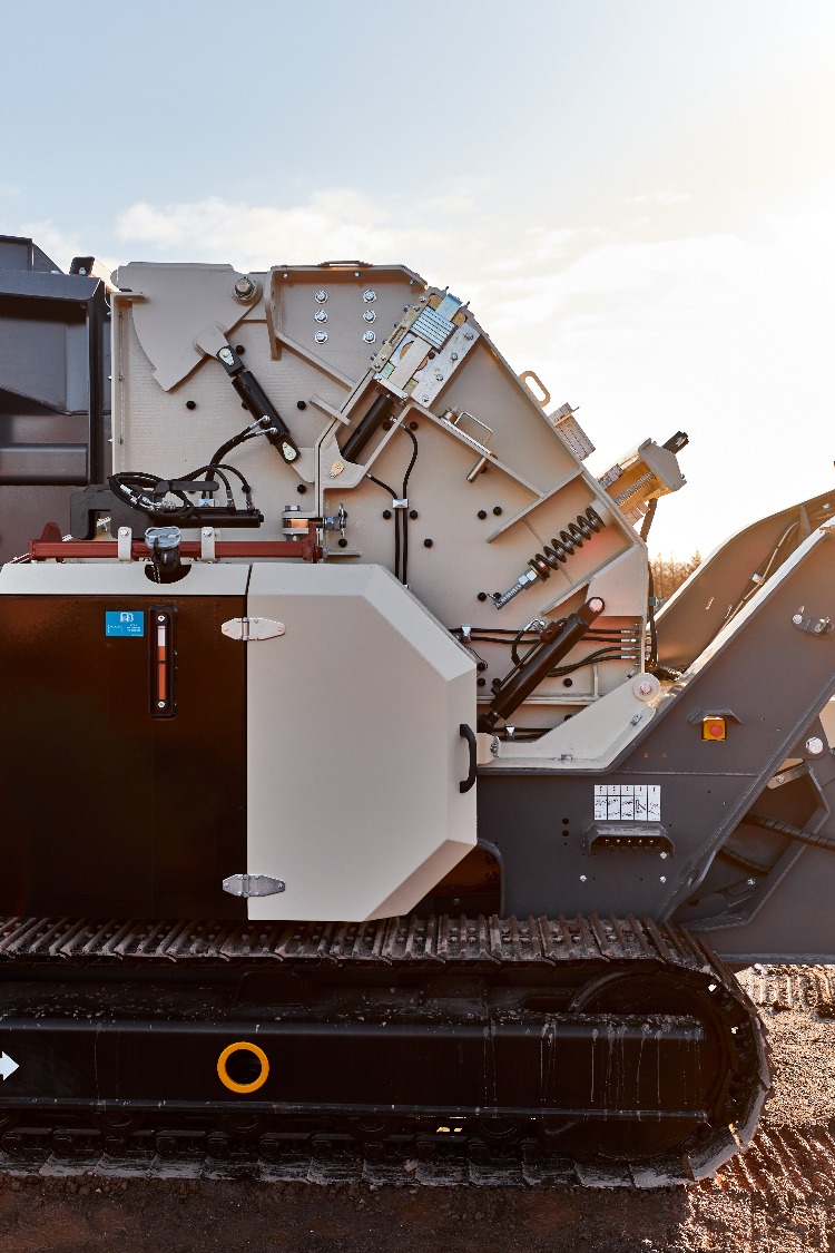 Nordtrack™ I908 mobile impact crusher - Metso