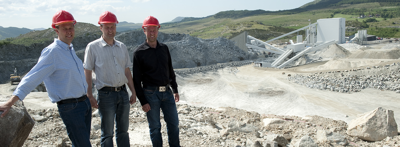 Three people standing at the Velde Pukk quarry.