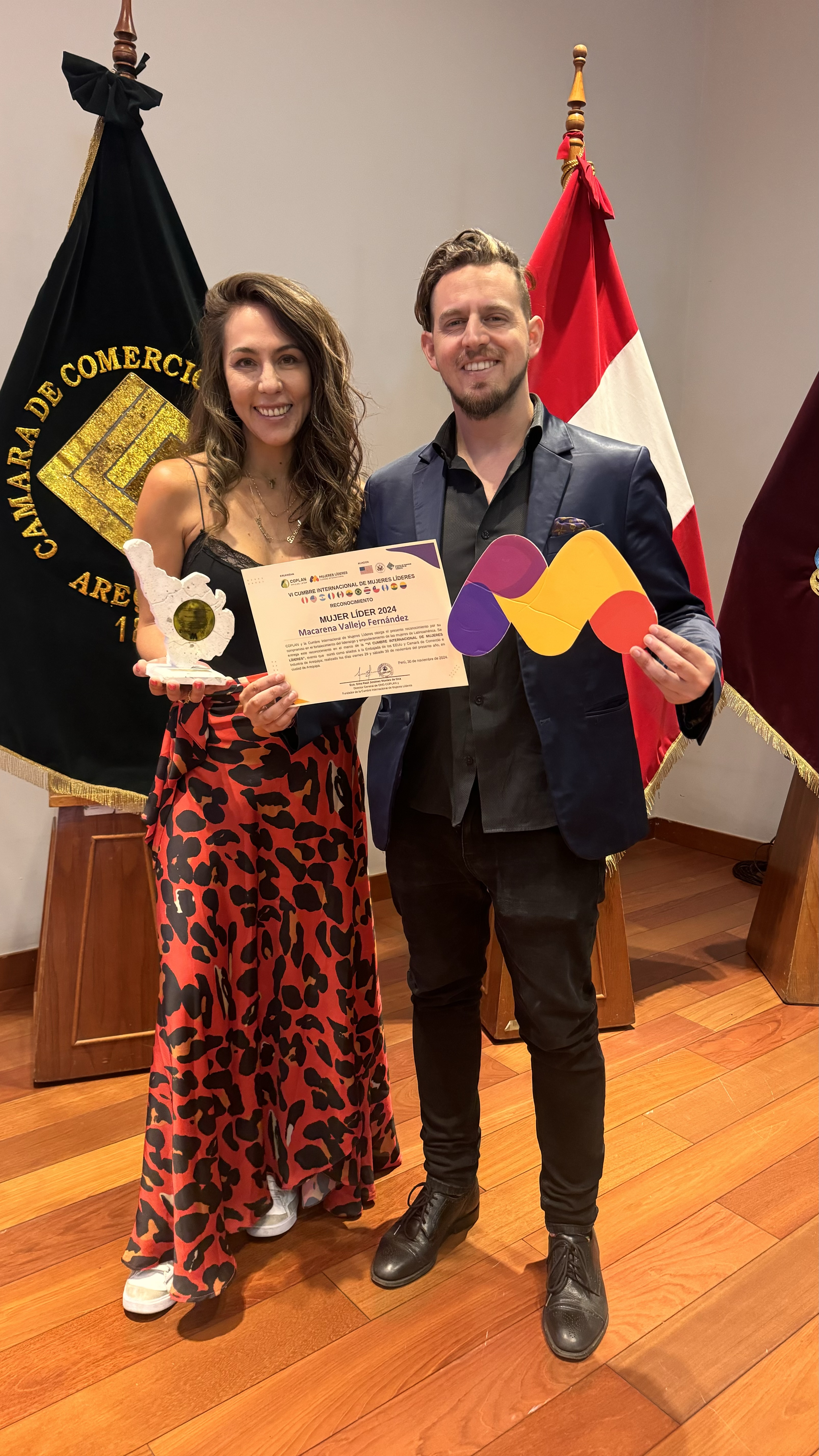 Macarena Vallejo recibiendo la distinción en la Cumbre de Mujeres Líderes