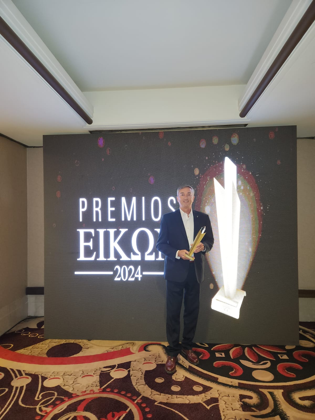 Diego Rivas, Assistant Manager Sales Account con el Eikon de Oro