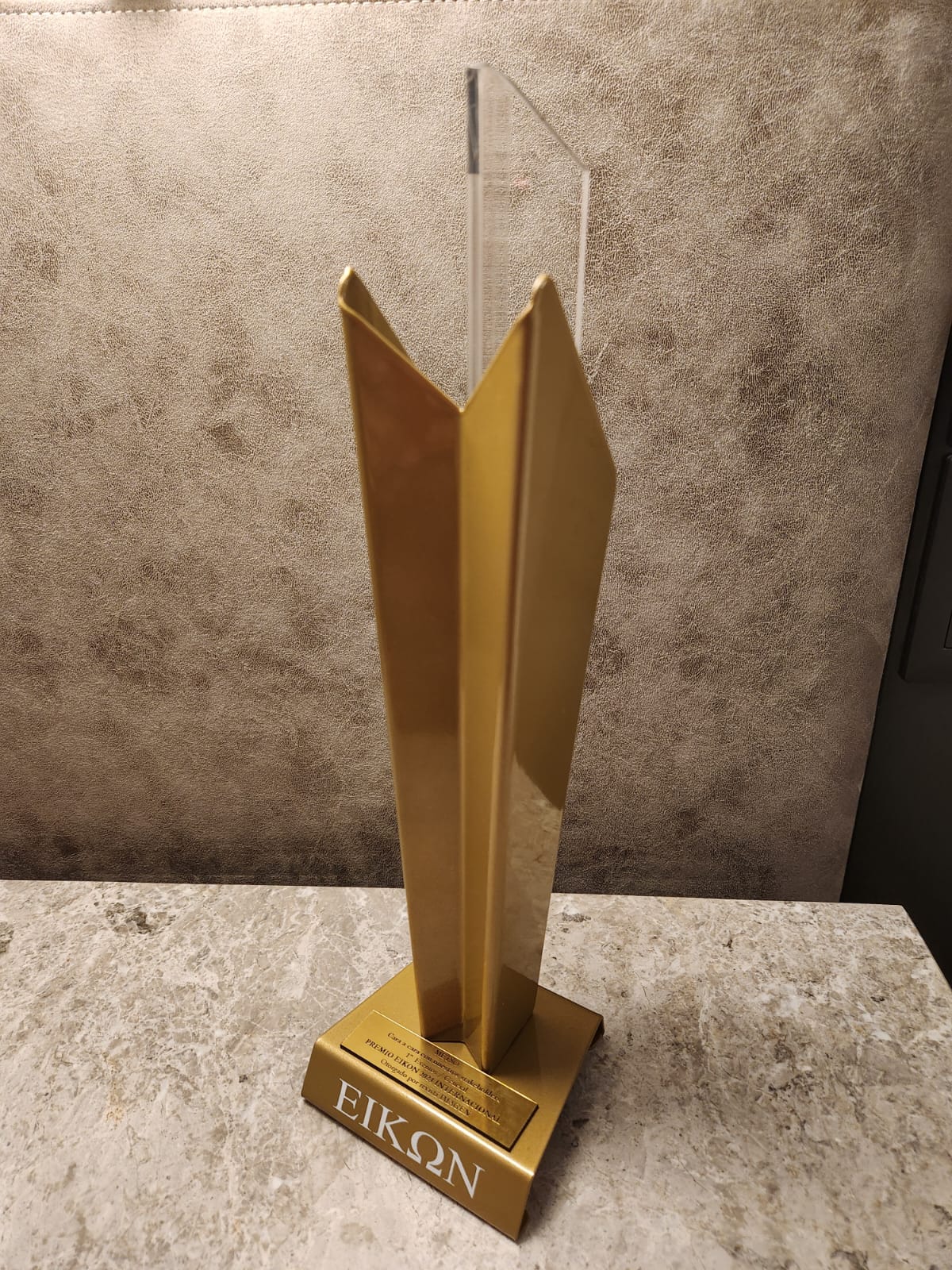 Estatuilla de Oro - Premios Eikon Internacional 2024