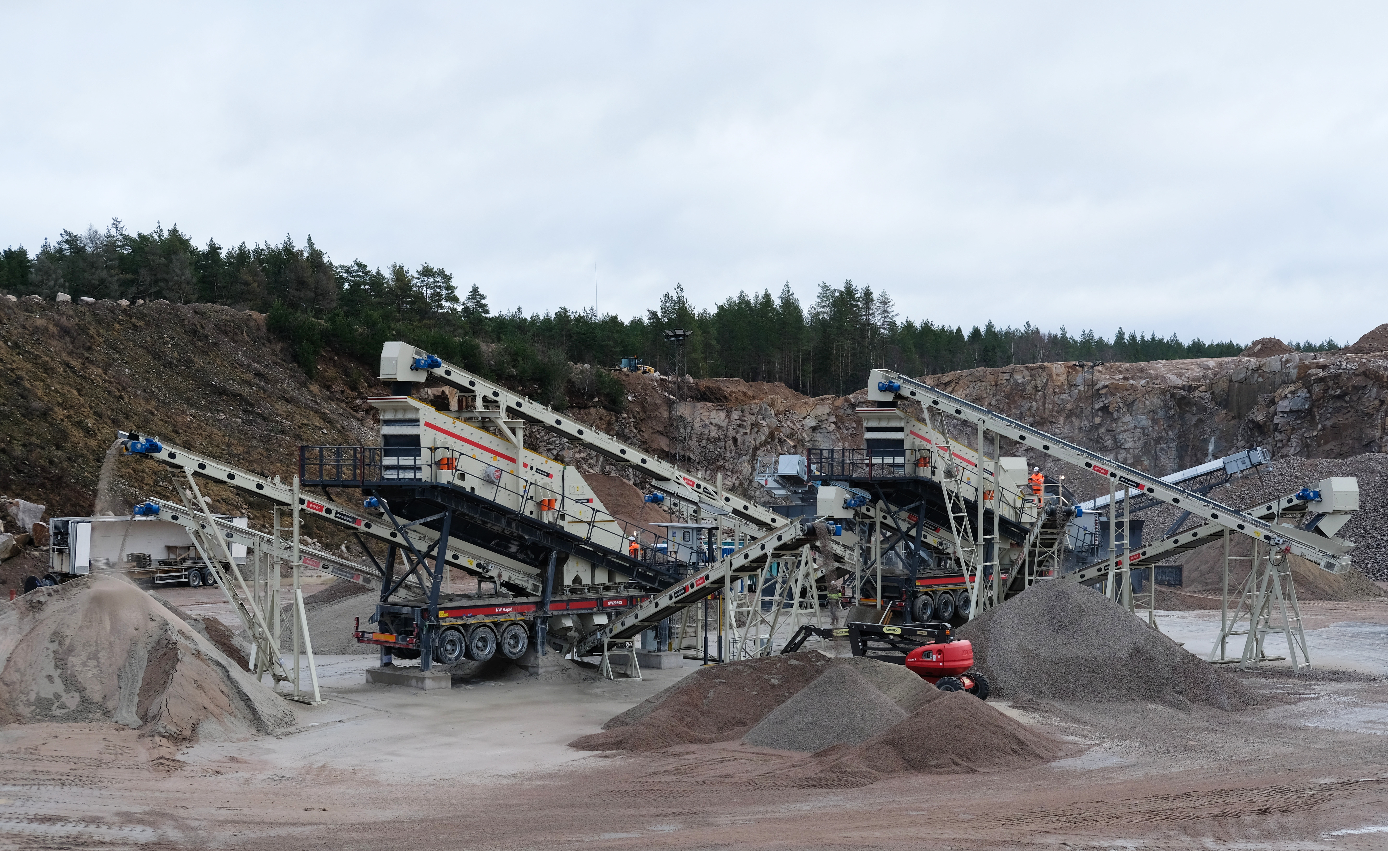 Metso’s two portable units, NW330GPS with cone crusher with a four deck screen, a NW2060S with a four deck screen make an impressive sight at Asfaltbolaget’s Furuby plant.