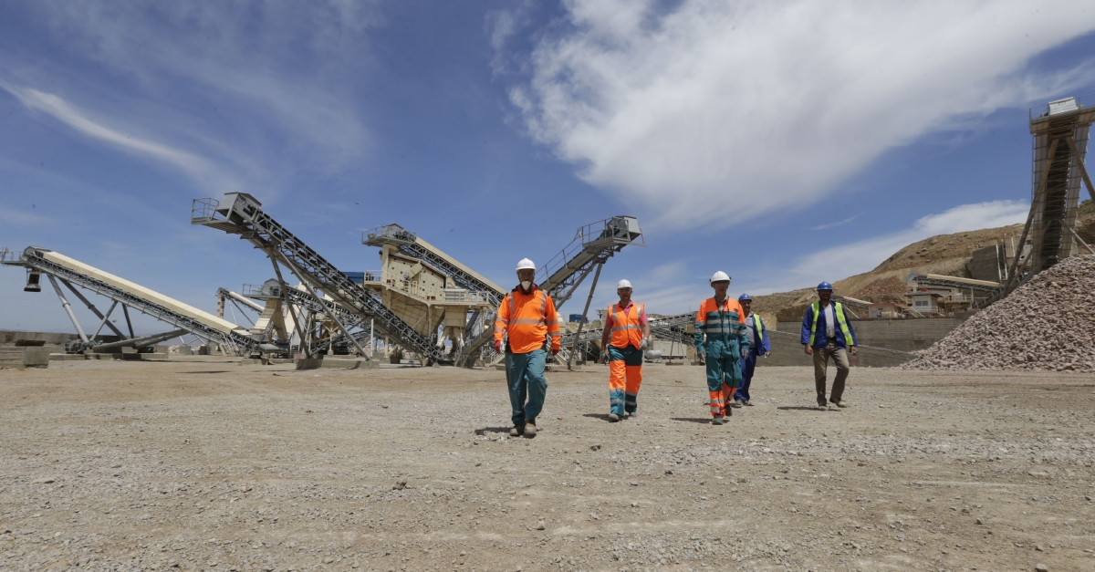 Metso Outotec employees and customer representatives walking at the quarry. 