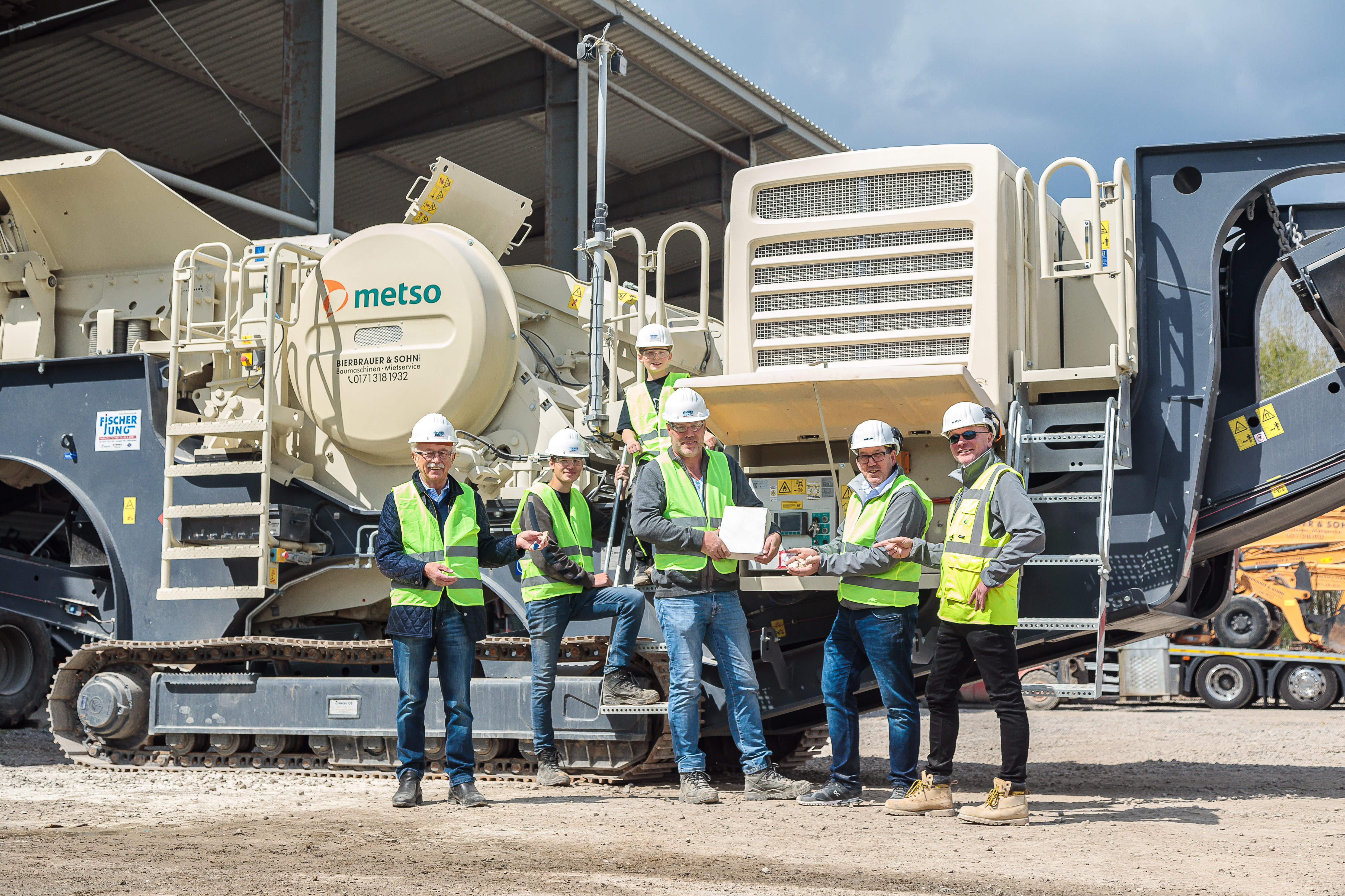 Fireclay processing at Bierbrauer & Sohn GmbH, in the background the LT106 mobile crusher from Metso Outotec.