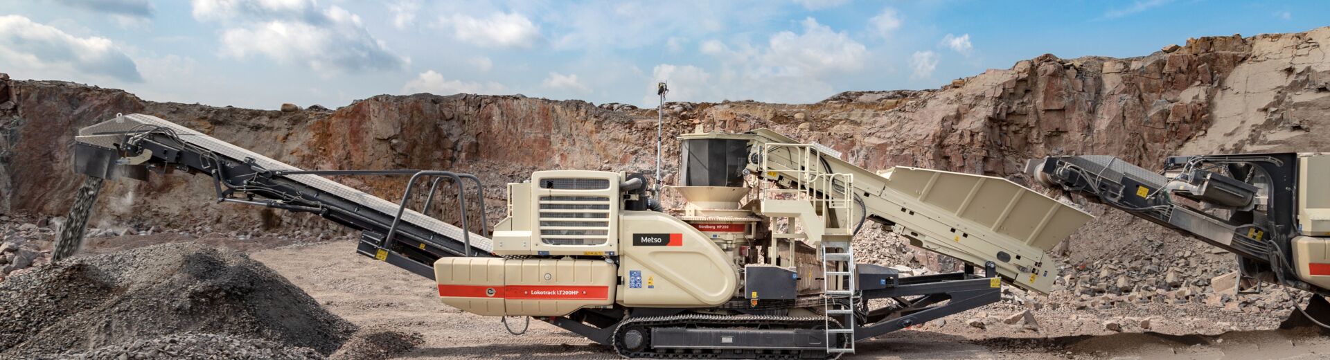 Lokotrack® LT200HP™ mobile cone crusher plant.